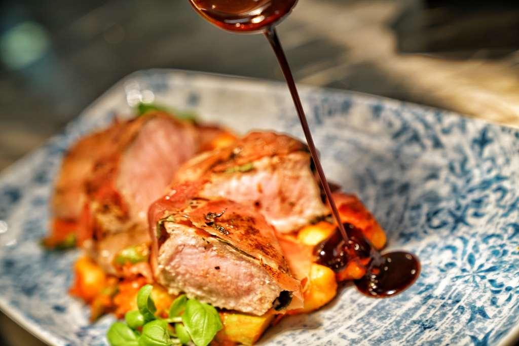Vila Vita Rosenpark Marburg Экстерьер фото A meat dish being drizzled with a sauce