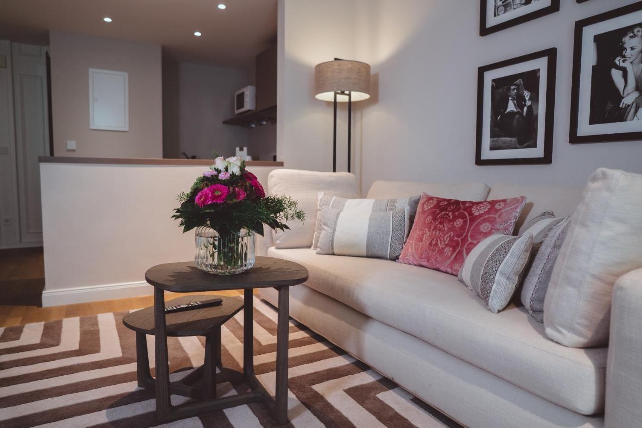 Vila Vita Rosenpark Marburg Экстерьер фото A living room in a serviced apartment in London