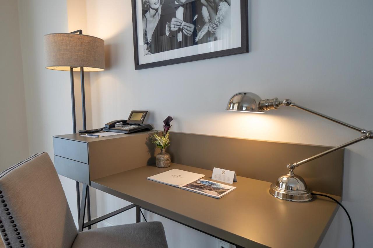 Vila Vita Rosenpark Marburg Экстерьер фото A desk with a lamp