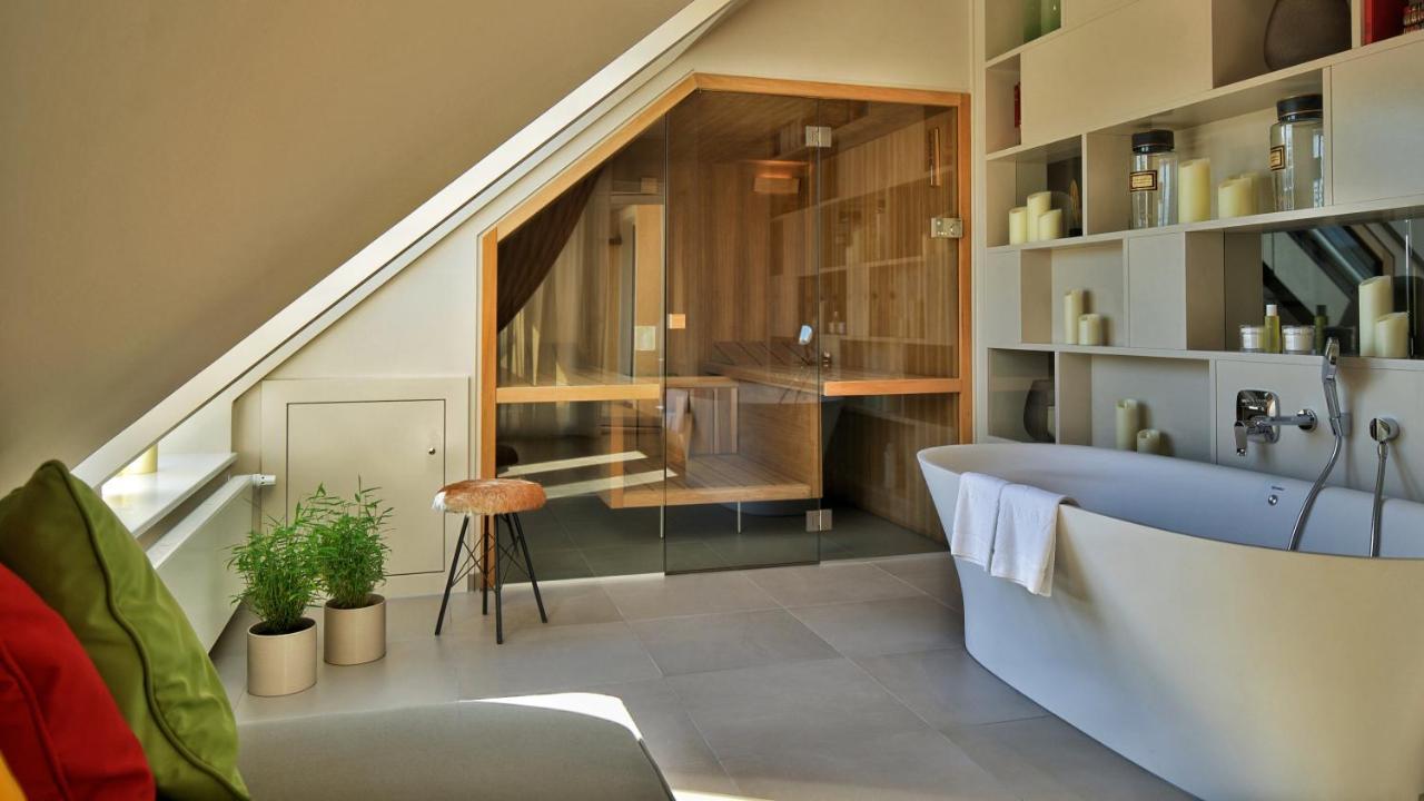 Vila Vita Rosenpark Marburg Экстерьер фото A modern bathroom with a shower and a bathtub