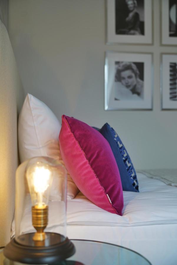 Vila Vita Rosenpark Marburg Экстерьер фото Cushions on a bed